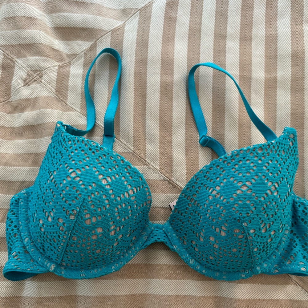 LIKE NEW! Victoria’s Secret lined demi diamond mesh bra with wire, 34C.